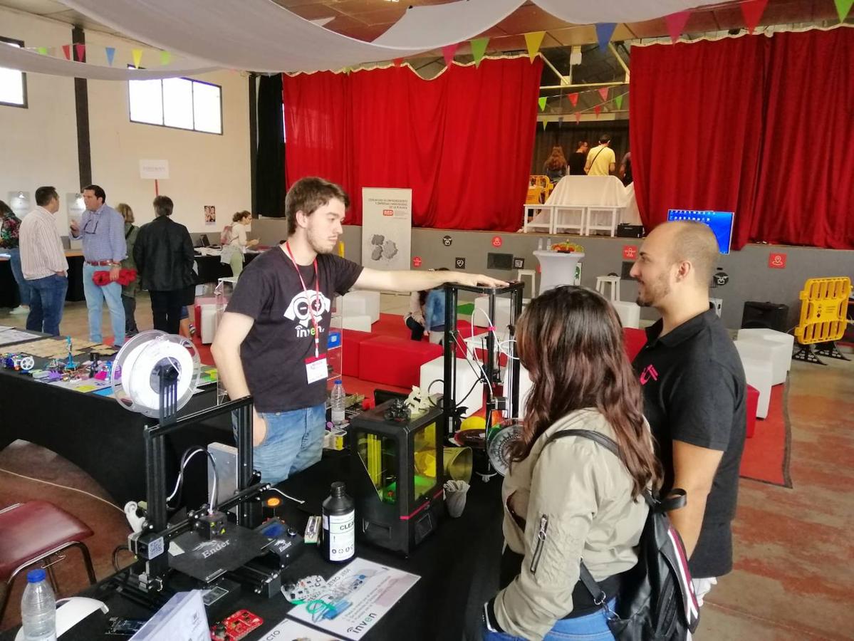La feria tecnologica Maker Demolabs estuvo celebrando su segunda edición -la primera en Llerena- a mediados del mes de septiembre, atrayendo a vecinos de toda la comarca. Interesantes experimentos, trabajos con máquinas 3D o actividades con robots fueron algunas de las atracciones ofrecidas.