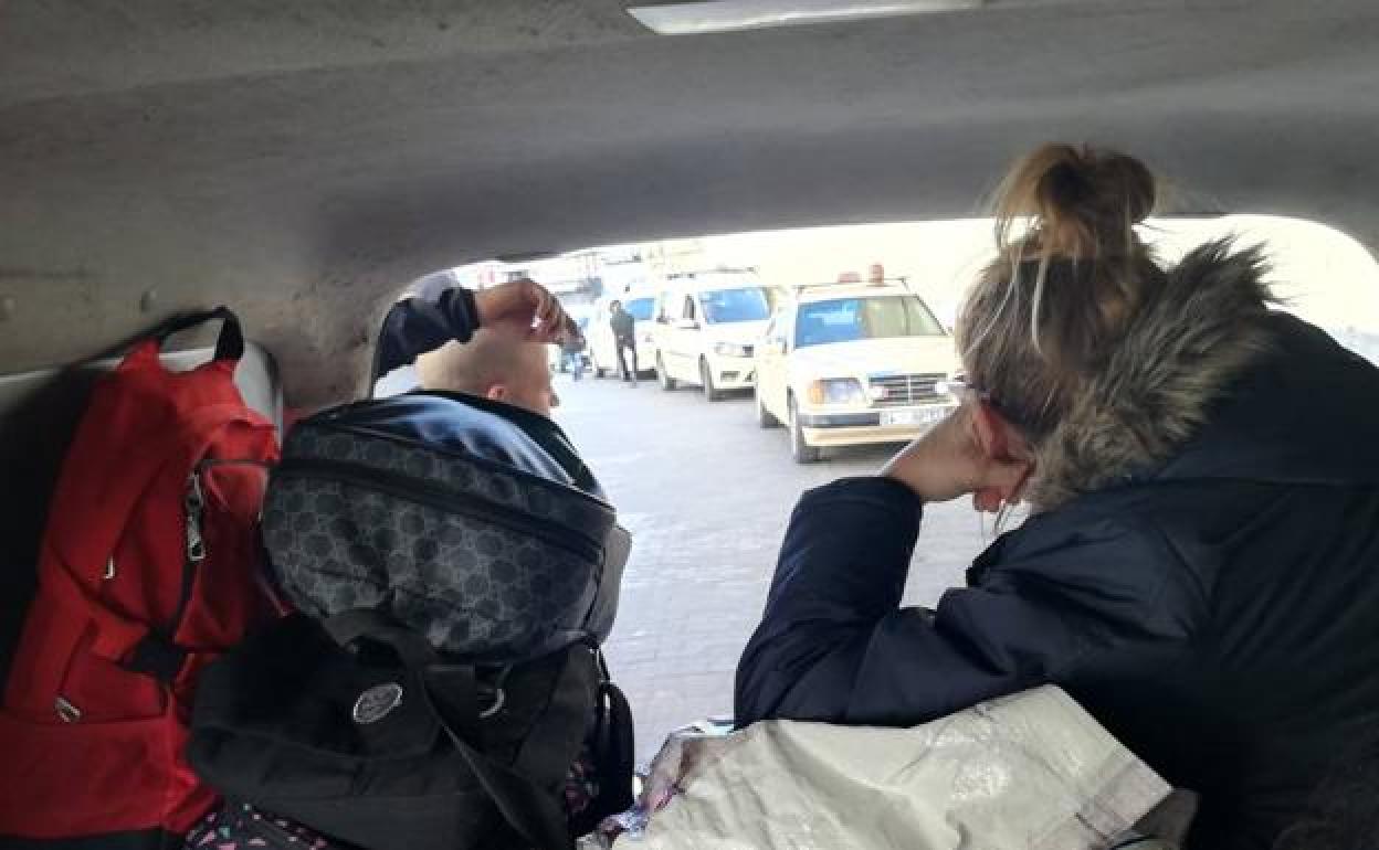 Miembros de la Asociación, esperando para transportar el material donado