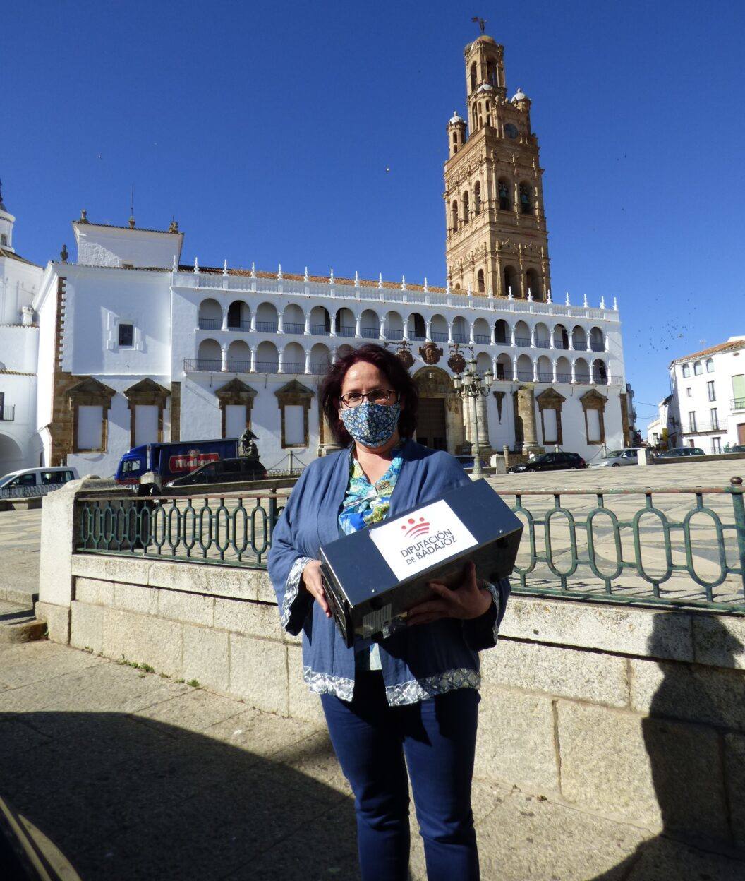 La alcaldesa con el material