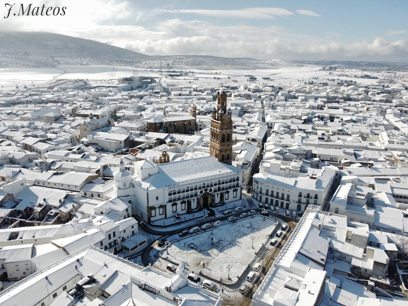 Llerena se levantó cubierta de blanco