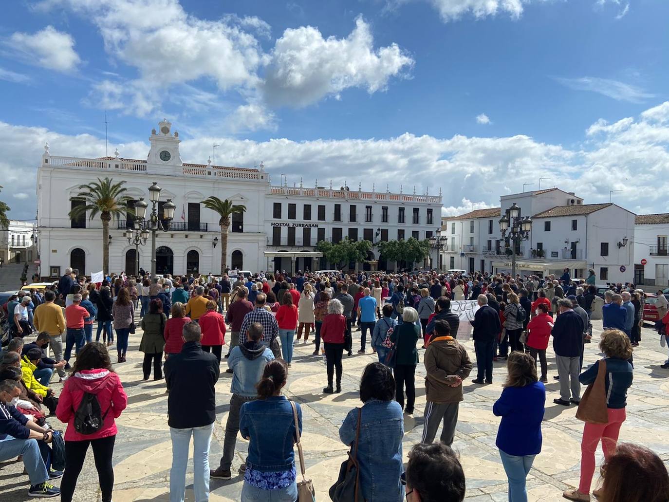 Centenas de vecinos se reúnen para pedir servicios del Hospital