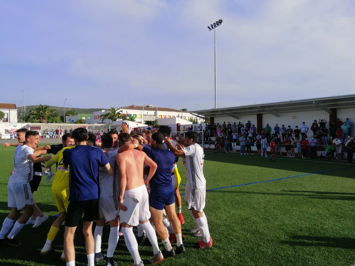 Los jugadores celebran en el campo la permanencia