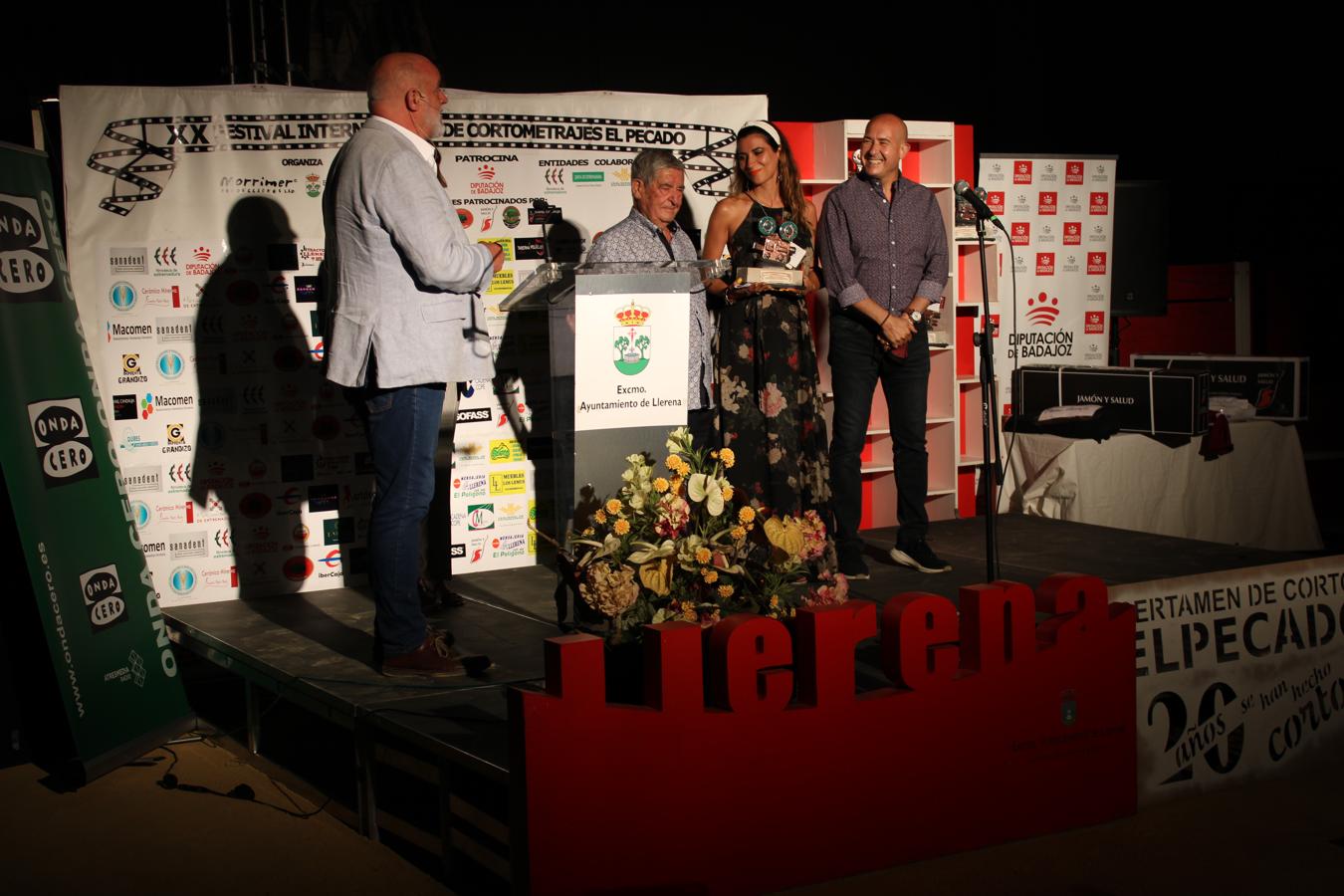 Cecilia Guessa, ganadora del "Premio Linda Chacón", posa con el hermano y el sobrino de la actriz que pone nombre al nuevo galardón del Certamen
