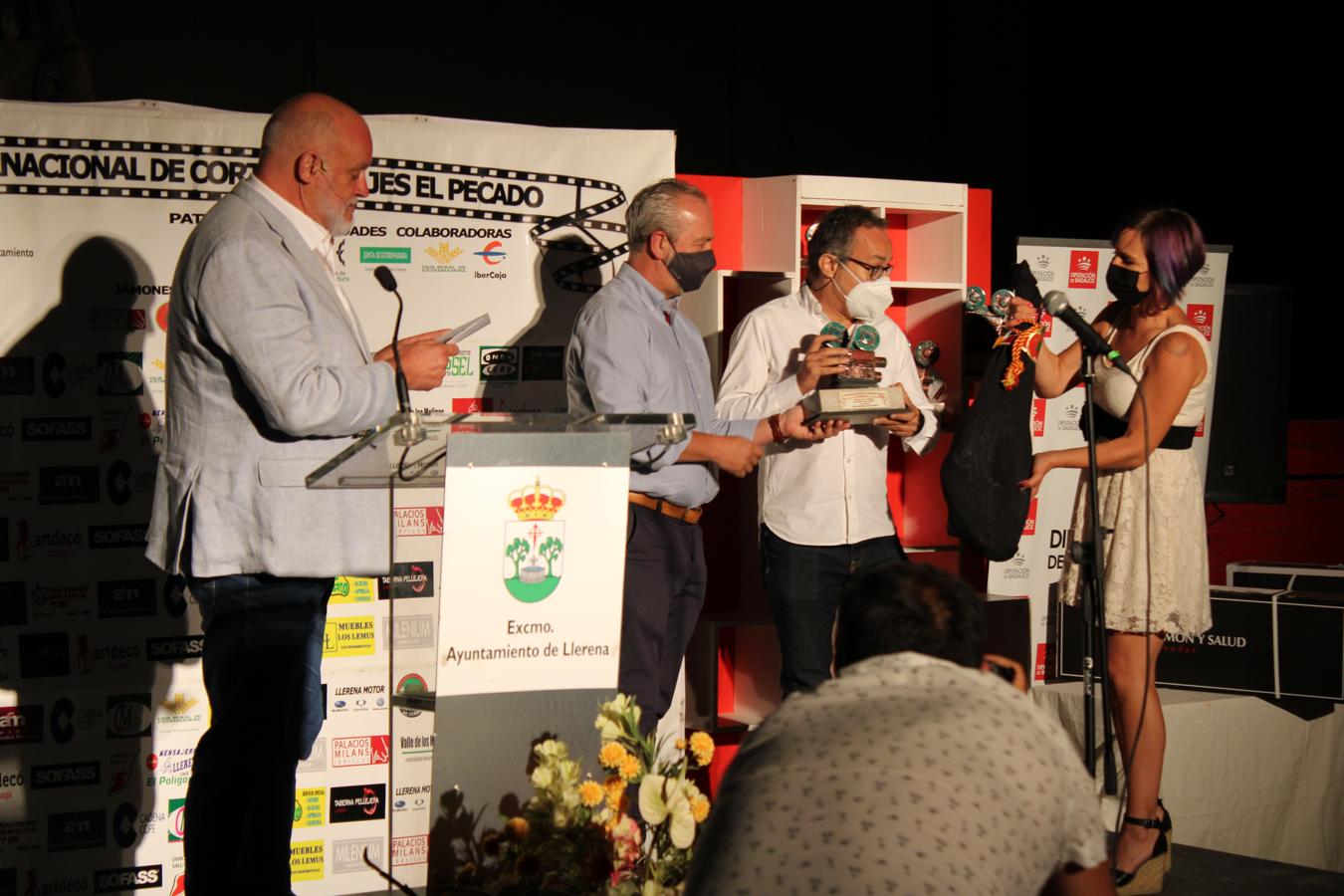 Franc Planas, director de Promofest, recoge el Premio de Humor en nombre del corto ganador uruguayo, Made In China, de Ale Damiani 