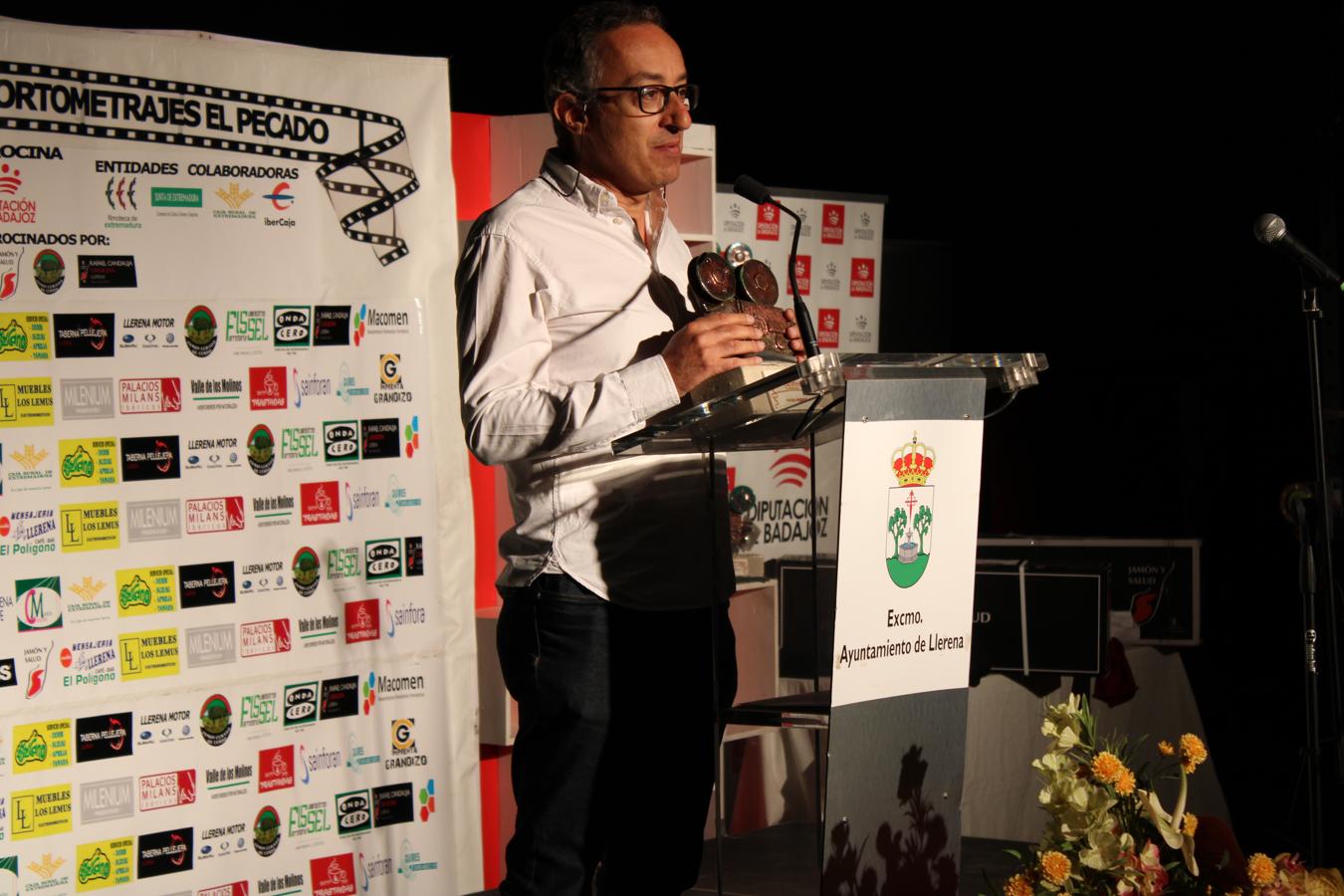 Franc Planas, director de la distribuidora Promofest, recoge el Premio Promofest ante la ausencia del director del corto francés vencedor, La veuve saverini