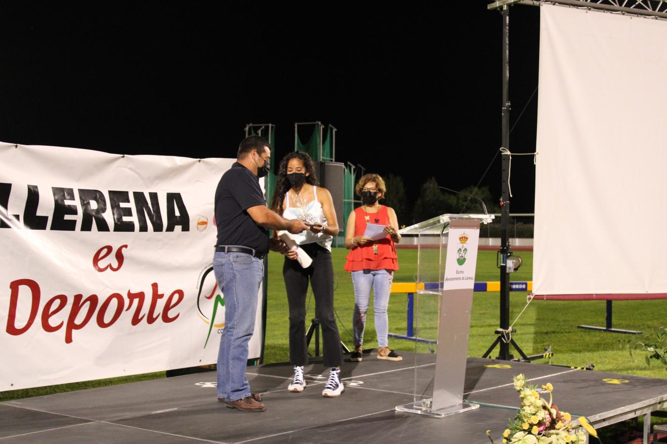 Úrsula Núñez recibe Diploma de Fútbol