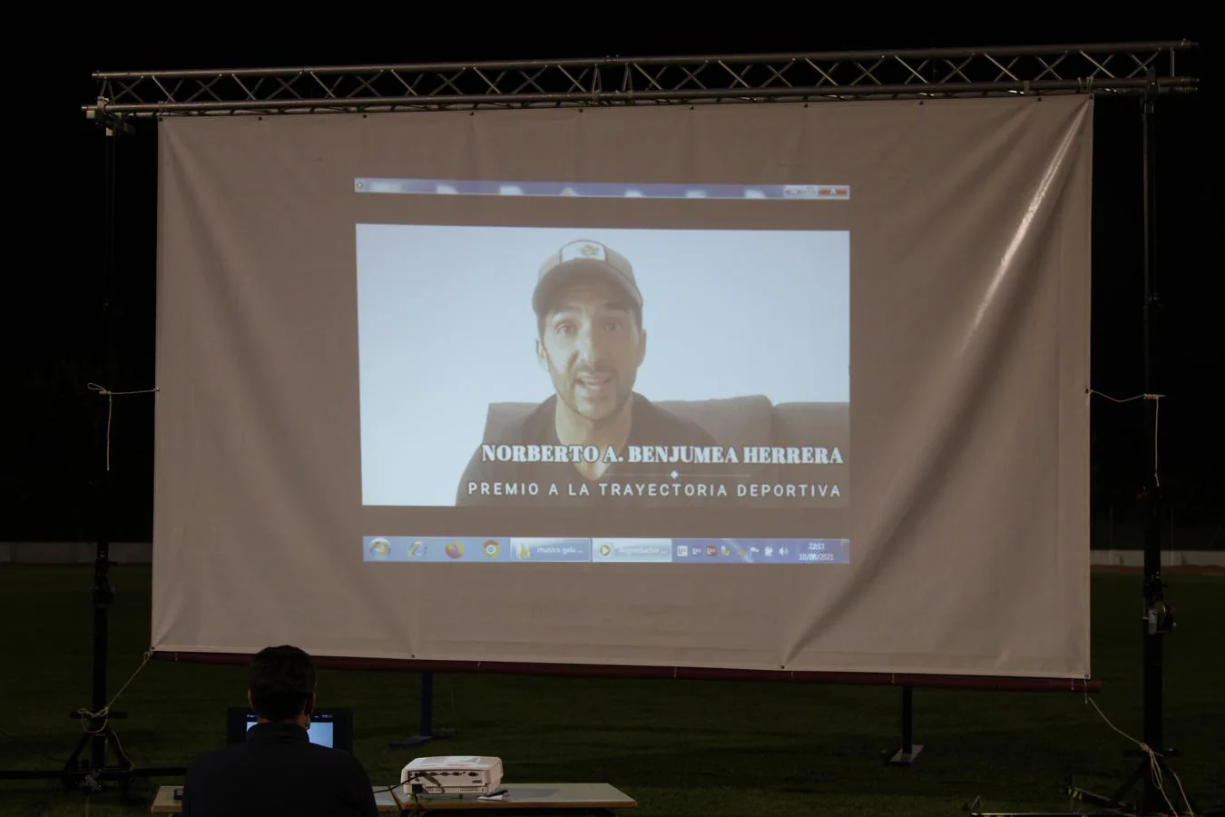 Norberto Benjumea, exfutbolista del Llerenense y actual entrenador en la Escuela de Fútbol del club, agradece el Premio Trayectoria Deportiva a través de un vídeo