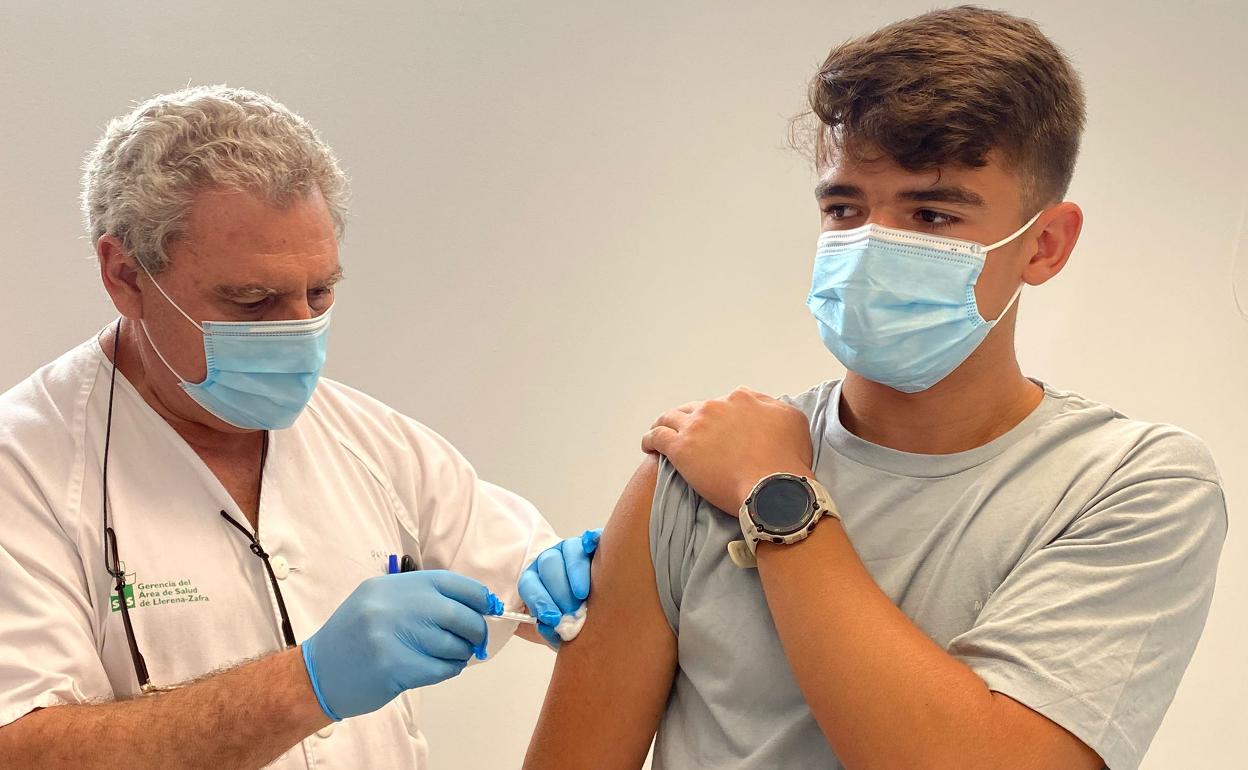 Joven se vacuna en el Centro de Salud de Llerena