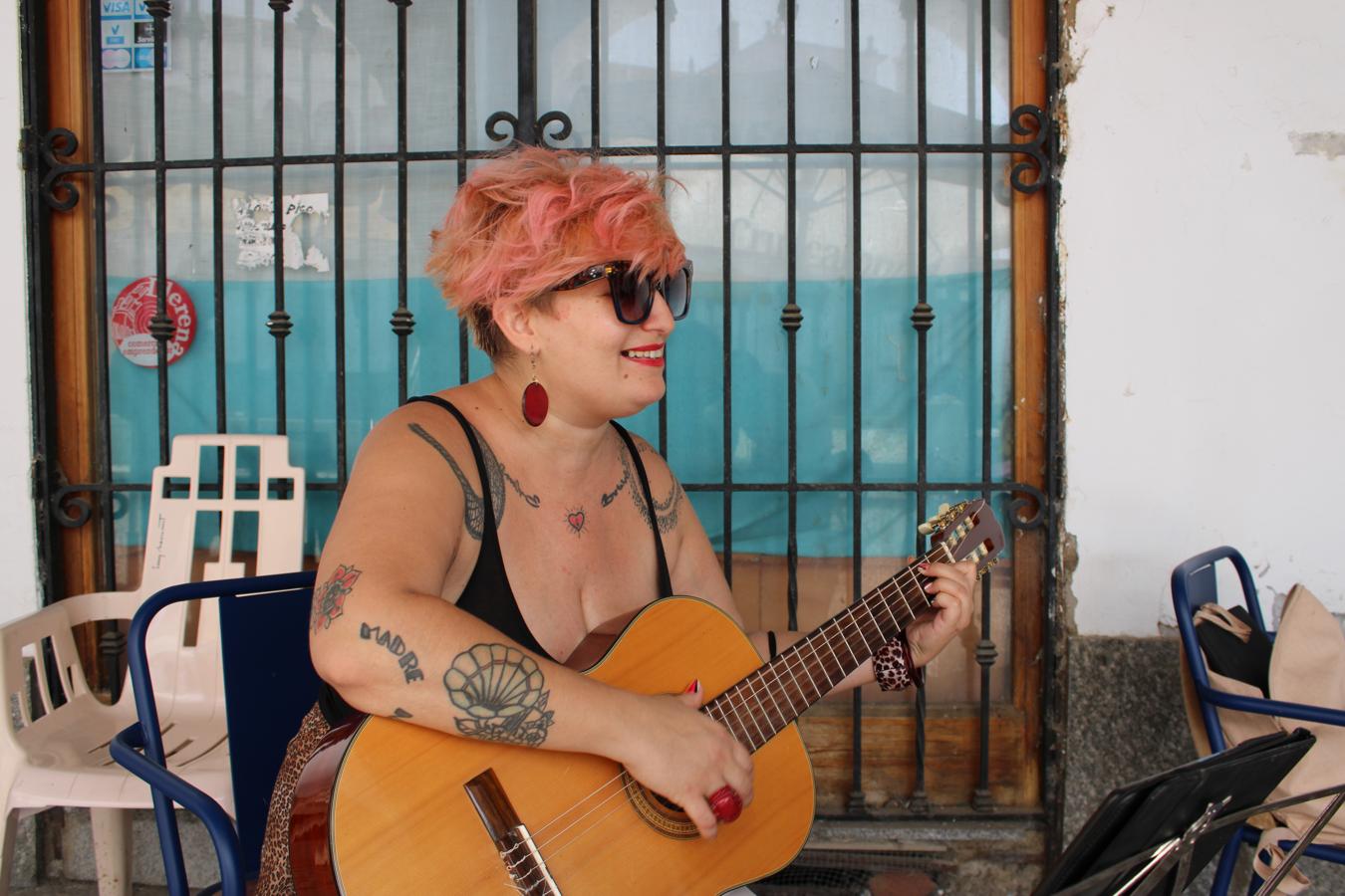 Tachi, artista local, en la Plaza de España