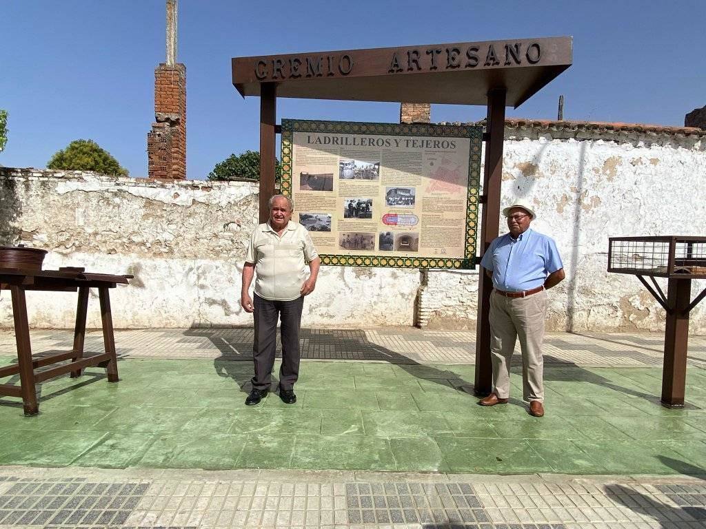 Artesanos eméritos posan frente a la nueva obra que homenajea a su gremio
