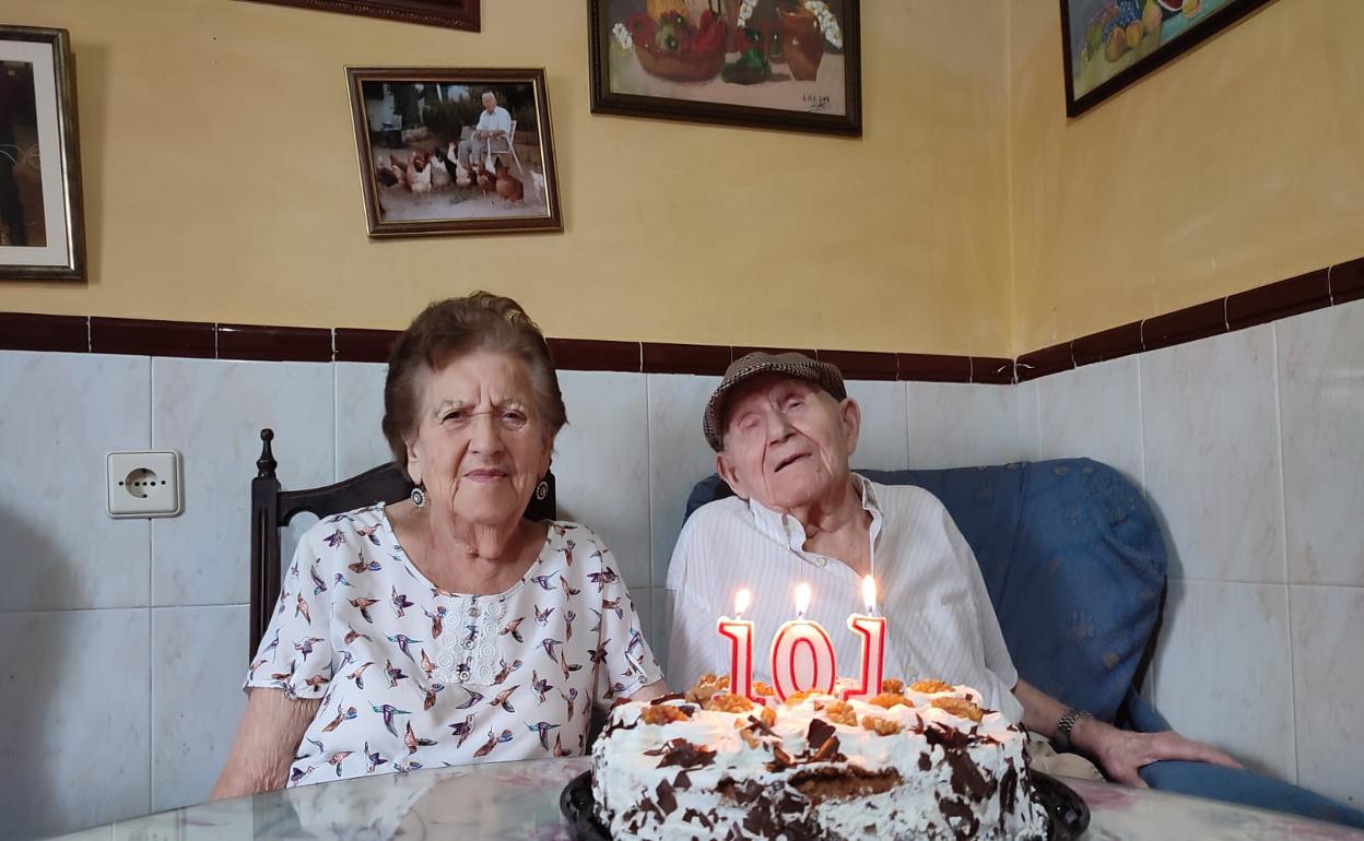Manuel celebra junto a su mujer Ana su 101 cumpleaños
