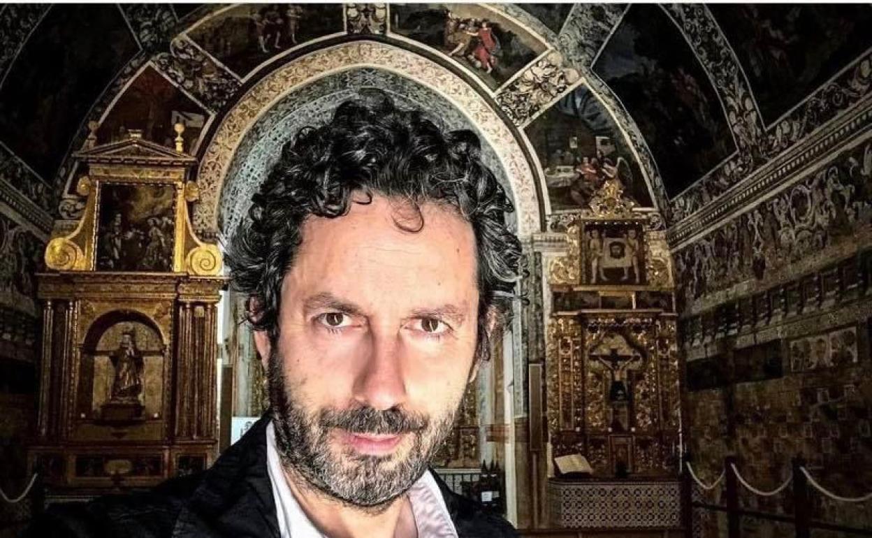 El autor Manuel Ríos en la ermita Virgen del Ara 