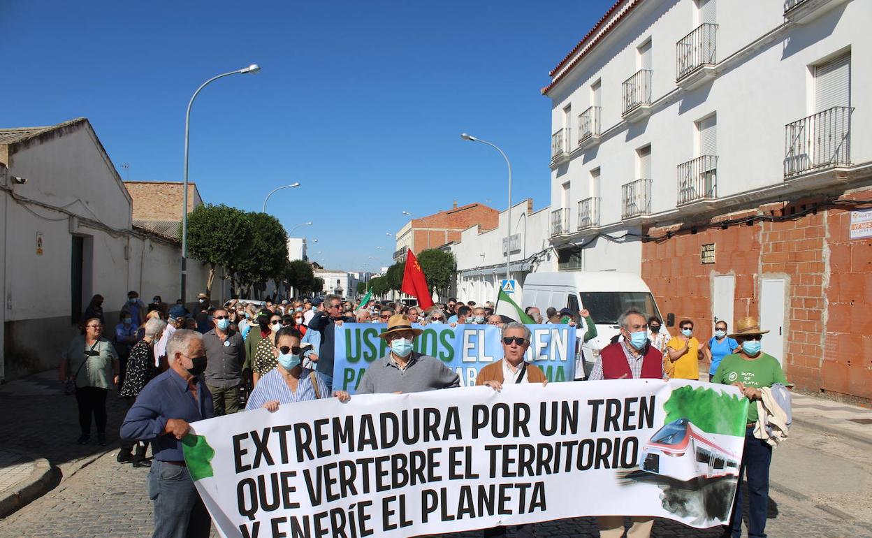 La manifestación a su paso por la carretera de la Estación.