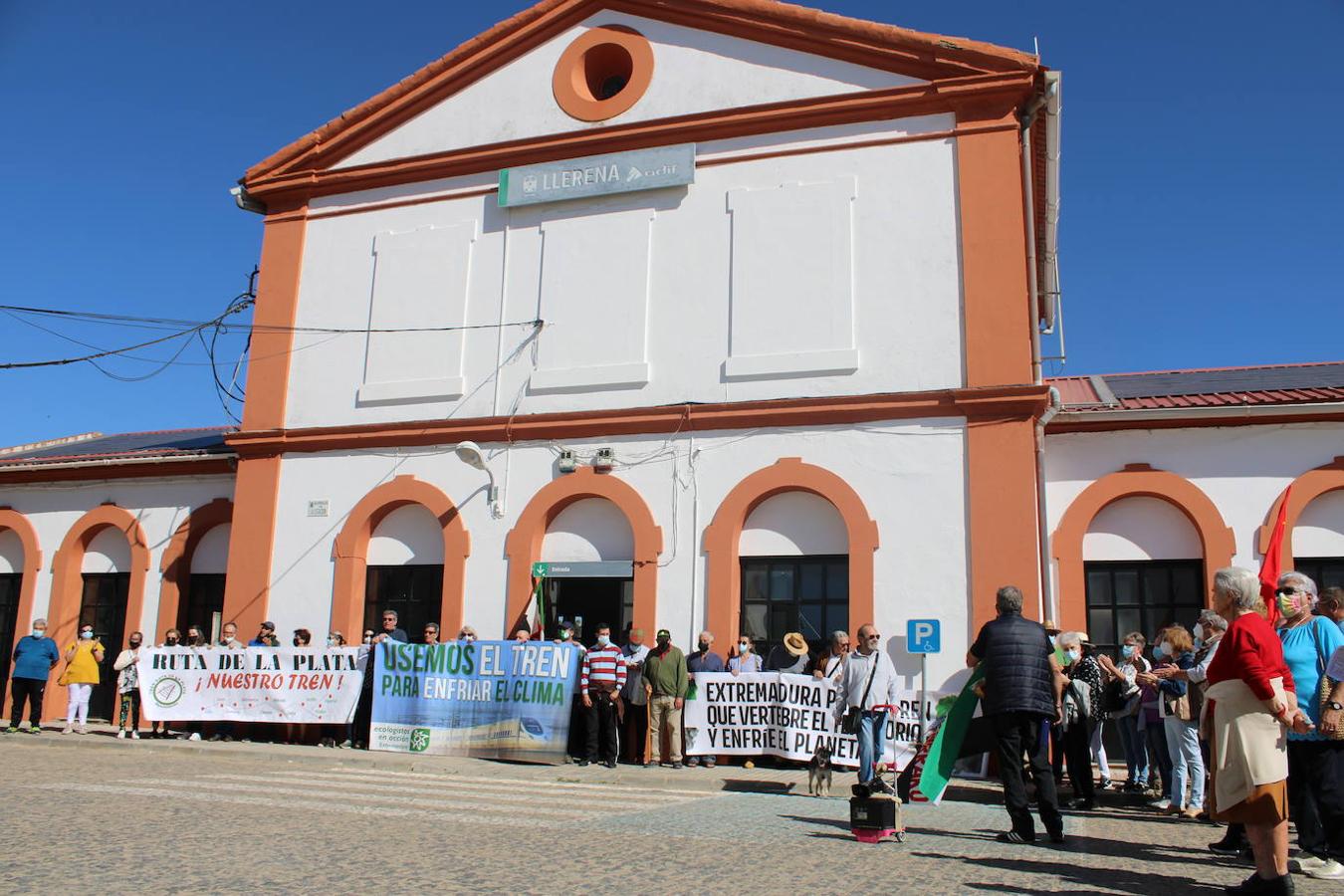 Manifestantes posan frente a la estación de tren de Llerena.