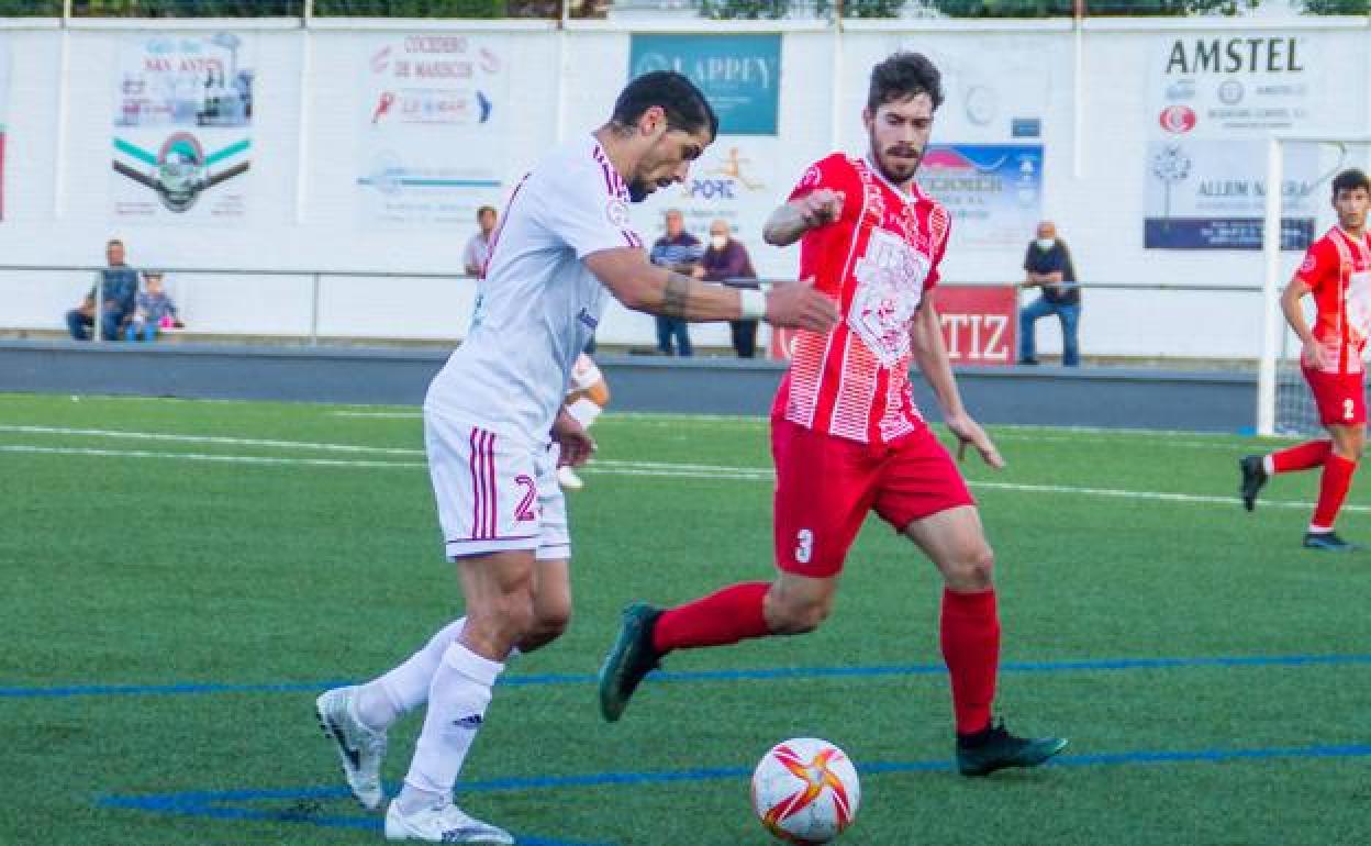 Ruano frente al jugador visitante Ismael.