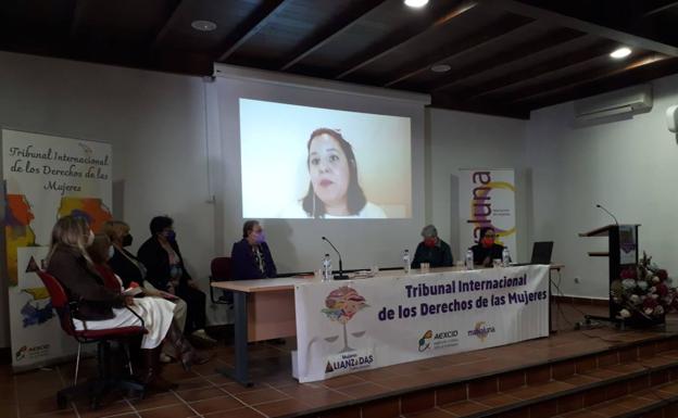 La paraguaya Macky Pereira interviene con el tribunal ya constituido.