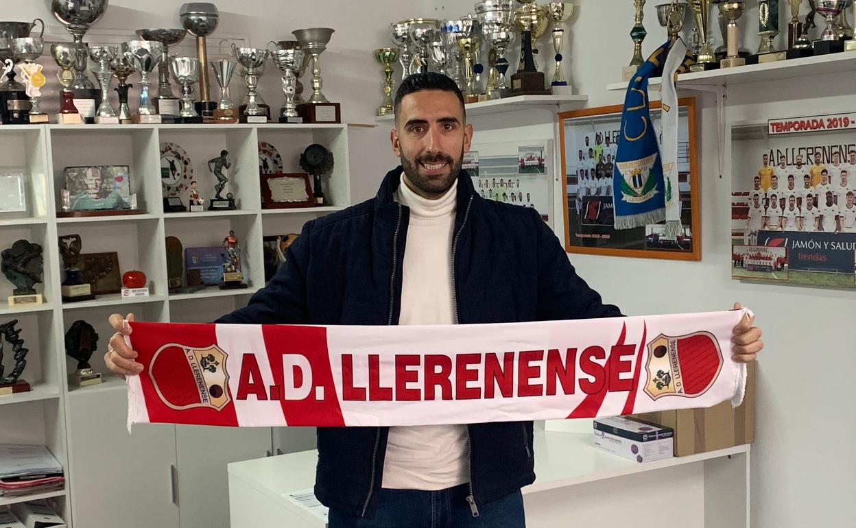 Jorge Mendoza posa con la bufanda del Llerenense.