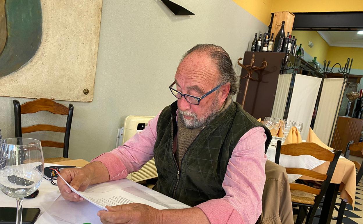 Valentín Cortés Espadiña, de la candidatura alternativa a la junta directiva de AFENAD, lee su comunicado en rueda de prensa.