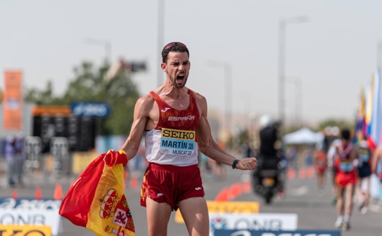 Álvaro Martín cruza la línea de meta en segundo lugar en el Campeonato del Mundo de Marcha por Equipos.