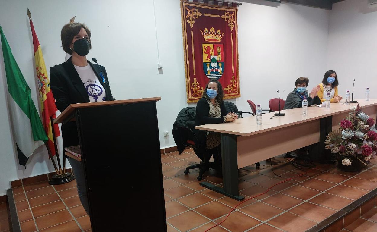 Ana Fernández lee el manifiesto institucional del 8M.