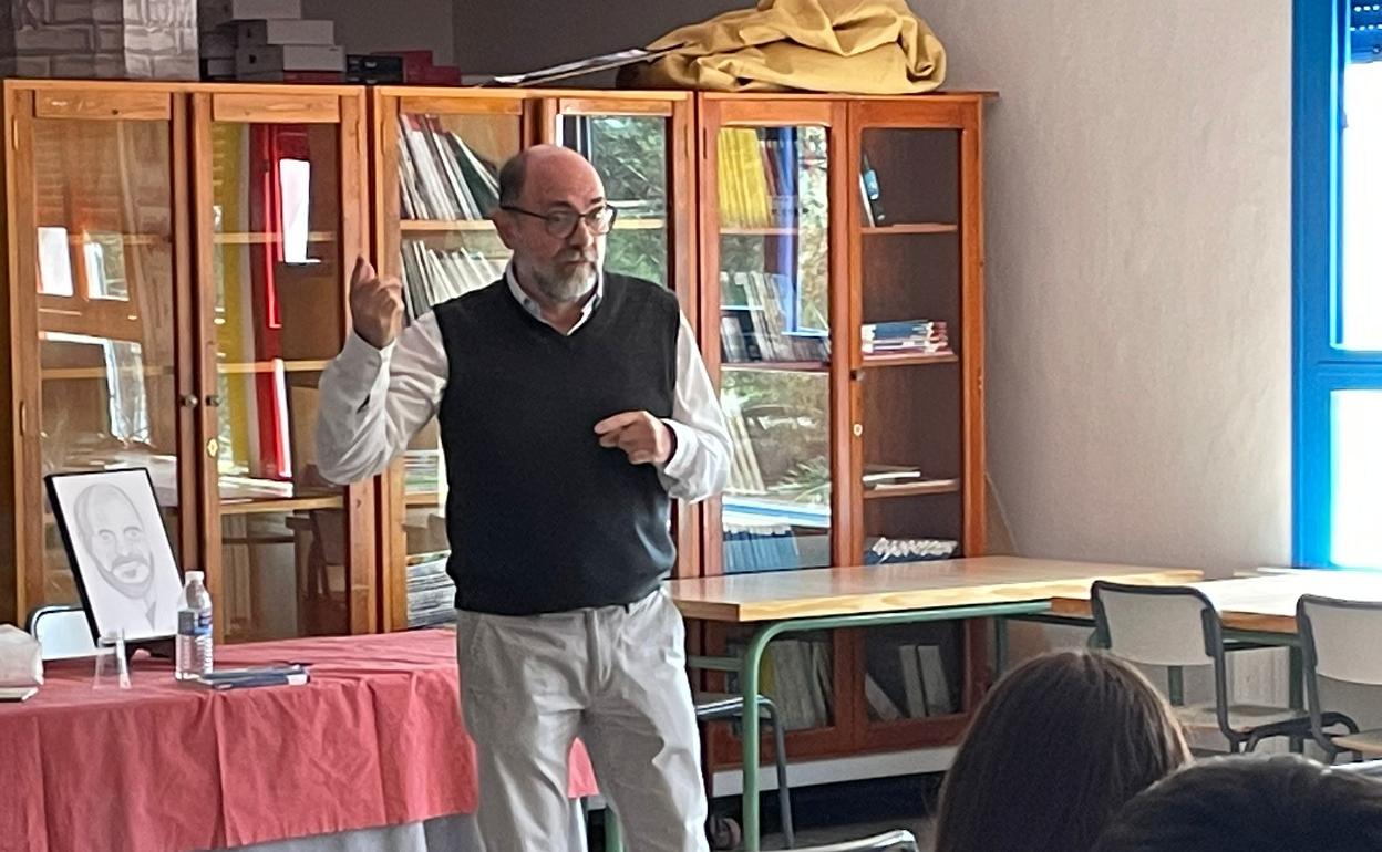 El escritor Fernando Lalana visita el IES de Llerena