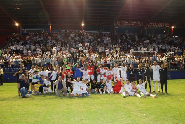 Fotos: El Llerenense vive una tarde mágica en Almendralejo