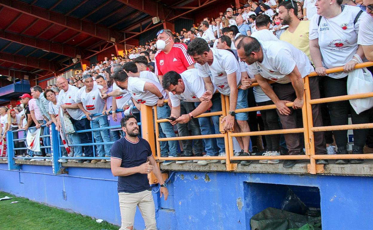 Luismi se acerca a saludar a los aficionados en el estadio Francisco de la Hera.