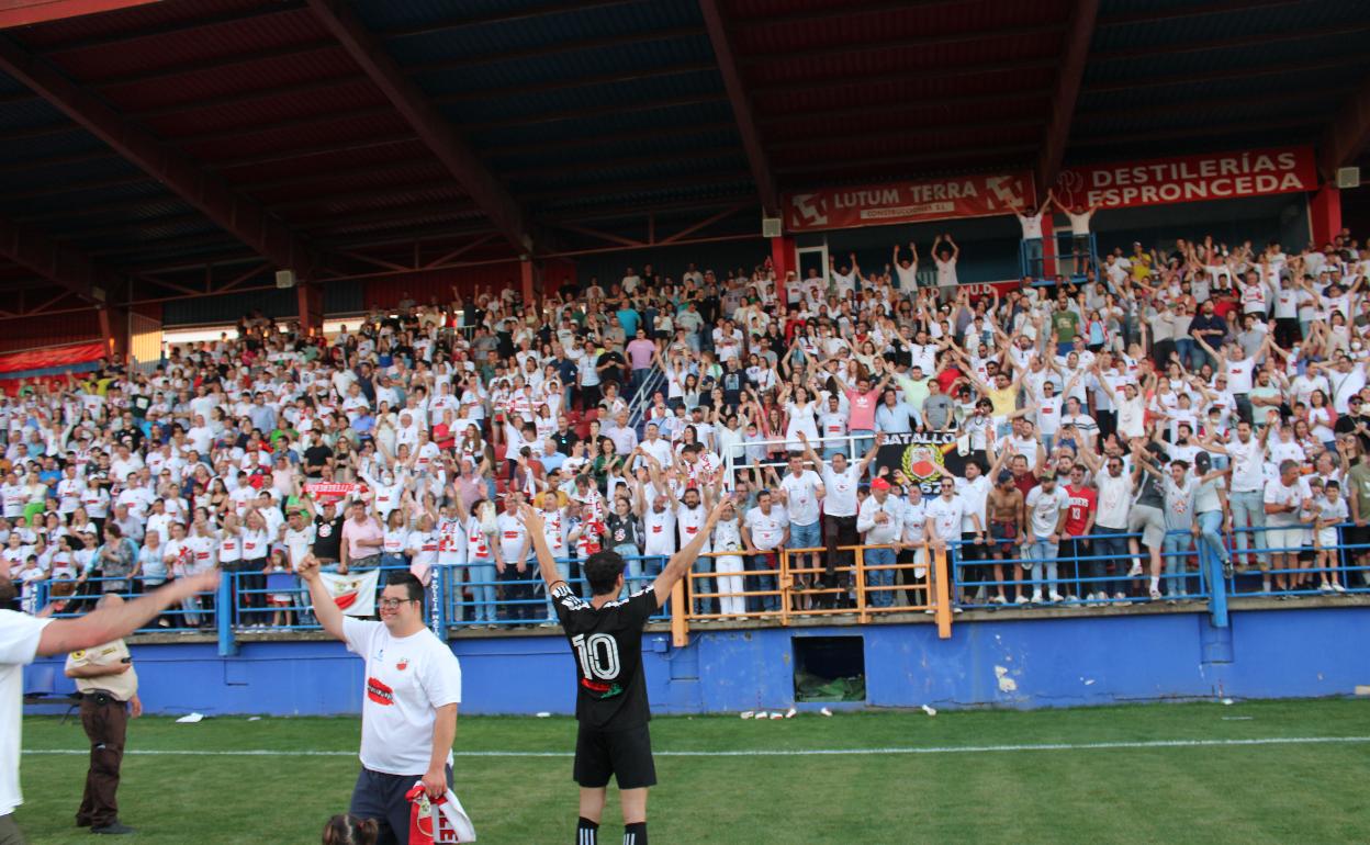 Mario Tomé celebra con la afición tras el pase a la final por el ascenso.
