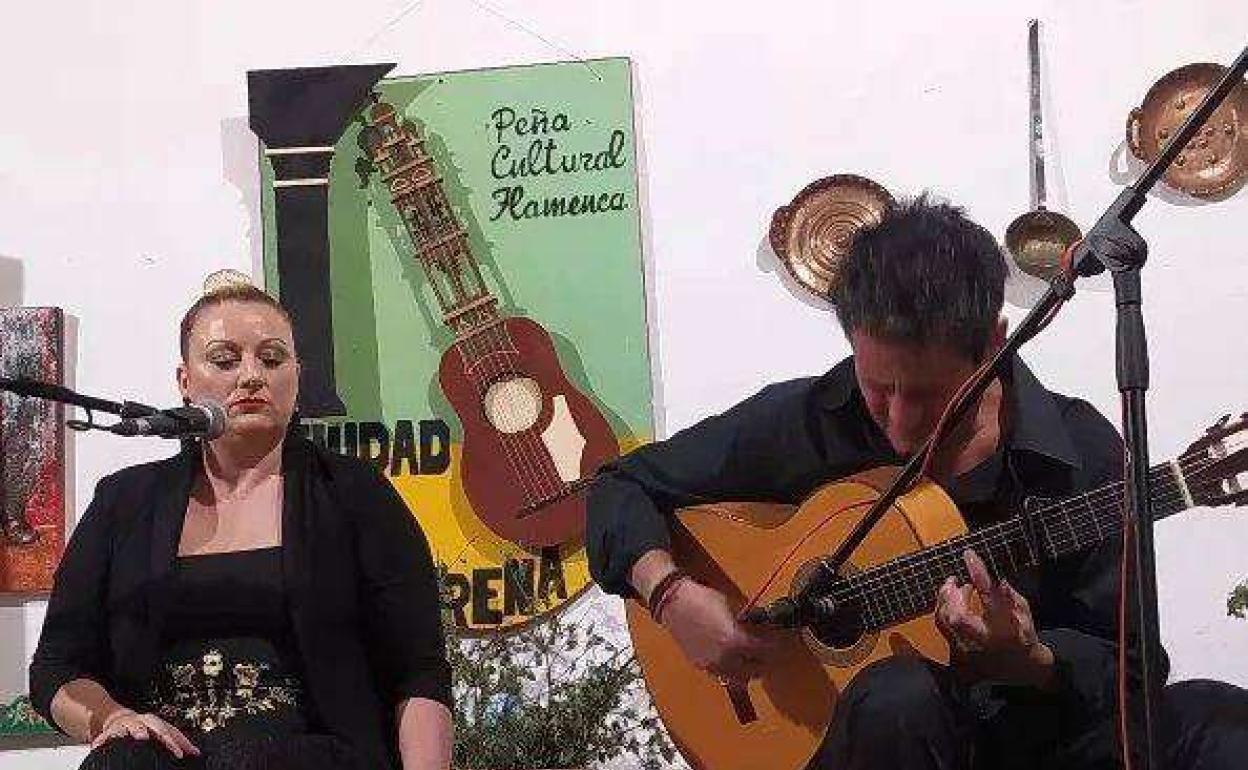 Una de las cantaoras en las preliminares acompañada del guitarrista.