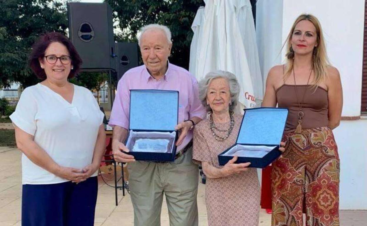 La alcaldesa de LLerena y la concejala de Bienestar Social junto a los homenajeados. 