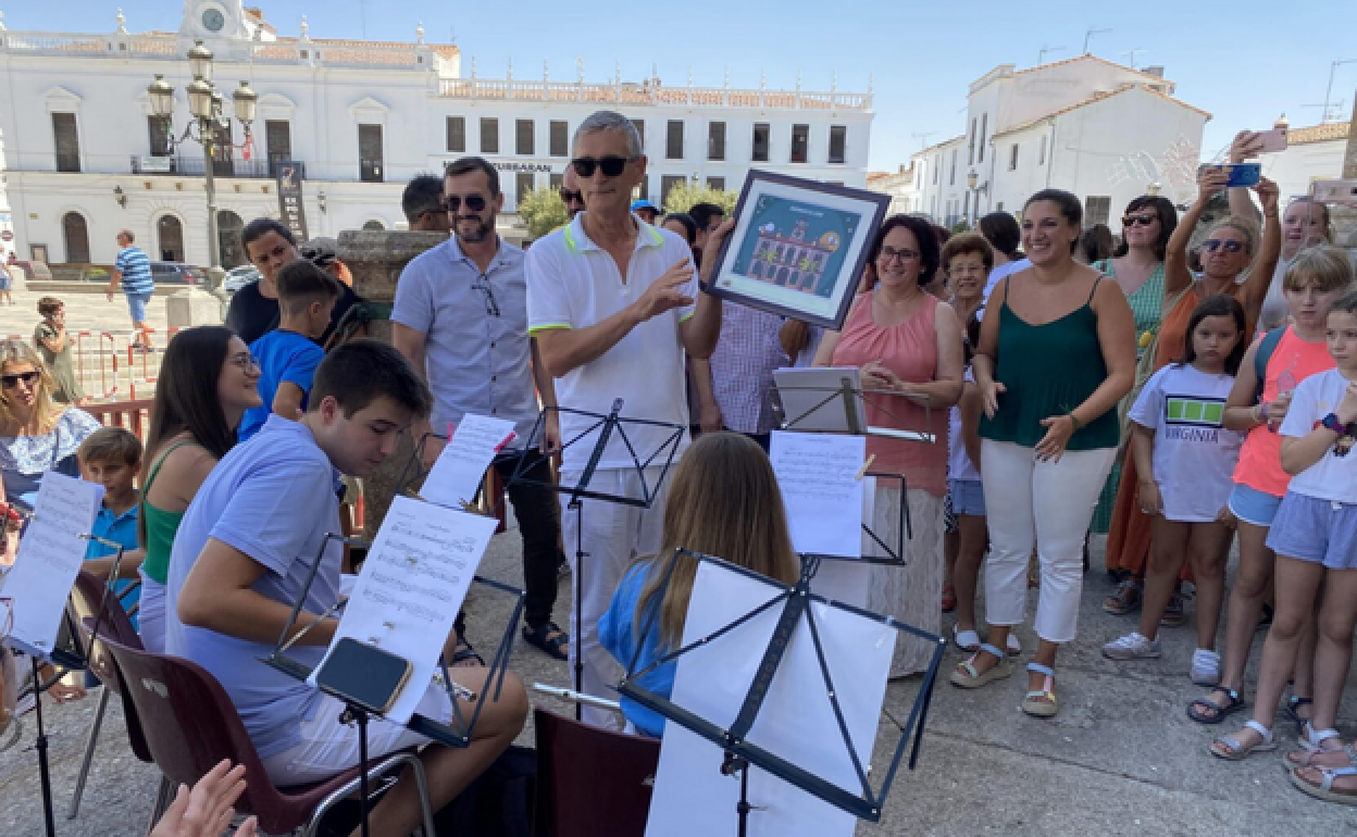 Pedro García, director de la Escuela Municipal de Música, sostiene un reconocimiento otorgado por el Ayuntamiento durante las Jornadas de Música en la Calle.