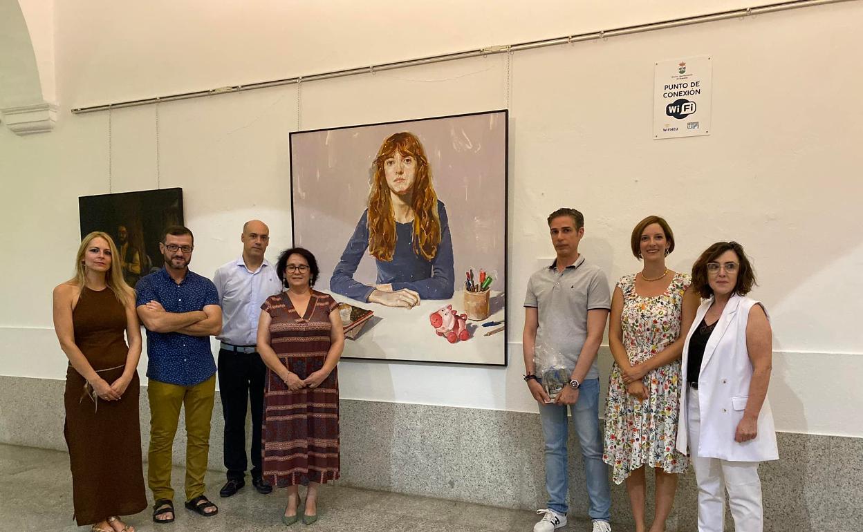 El ganador del certamen posa a la derecha de su obra junto a parte del Gobierno local y el director de la Universidad Popular.