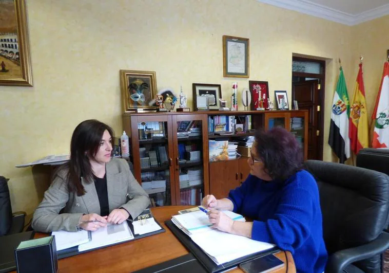Primera reunión de trabajo entre la alcaldesa de Llerena y la nueva gerente de Dinamización Comercial.