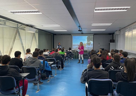 Paco Ramos imparte unas charlas sobre alimentación saludable en el IES de Llerena