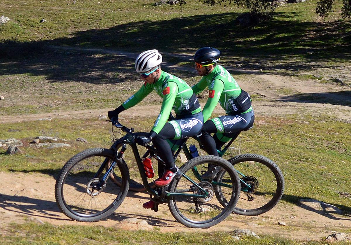 Manu Cordero y su compañero Adrián González.