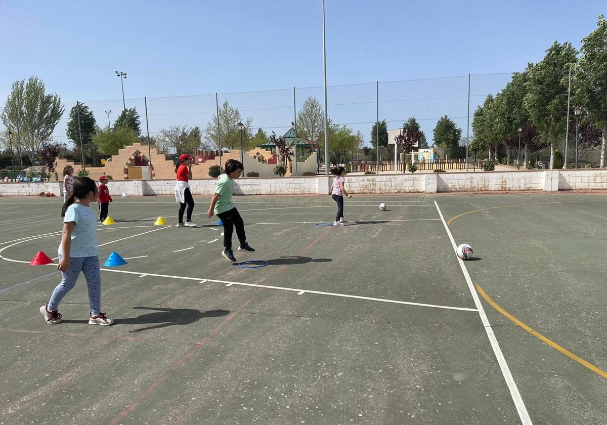 Niños participan en una de las actividades del programa de Semana Santa.