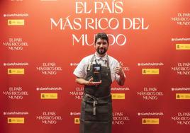 Josemi Martínez Pi sostiene su premio.