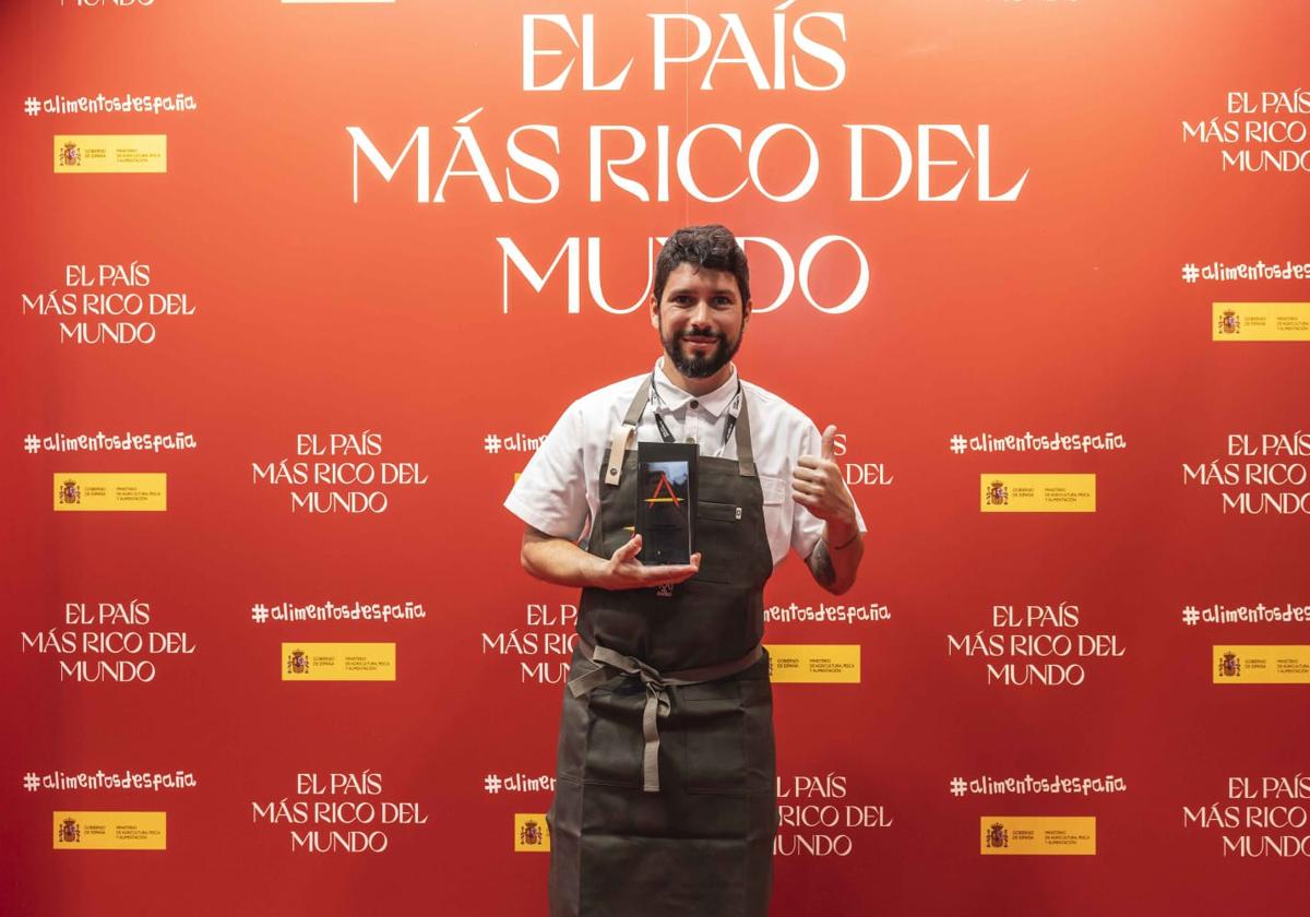 Josemi Martínez Pi sostiene su premio.