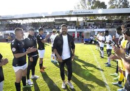 Jugadores del Plasencia y del Llerenense hacen el pasillo a Luismi.