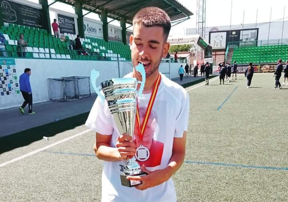 Antonio Jesús, con el trofeo del tercer puesto.