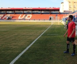 Juanito de la Cruz, en la banda del estadio Francisco de la Hera durante un partido del playoff de ascenso de la pasada temporada que disputó el Llerenense.