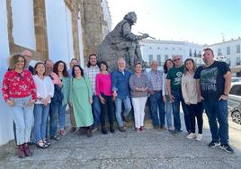 Miembros de la candidatura de Unidas por Llerena junto a la estatua de Zurbarán.