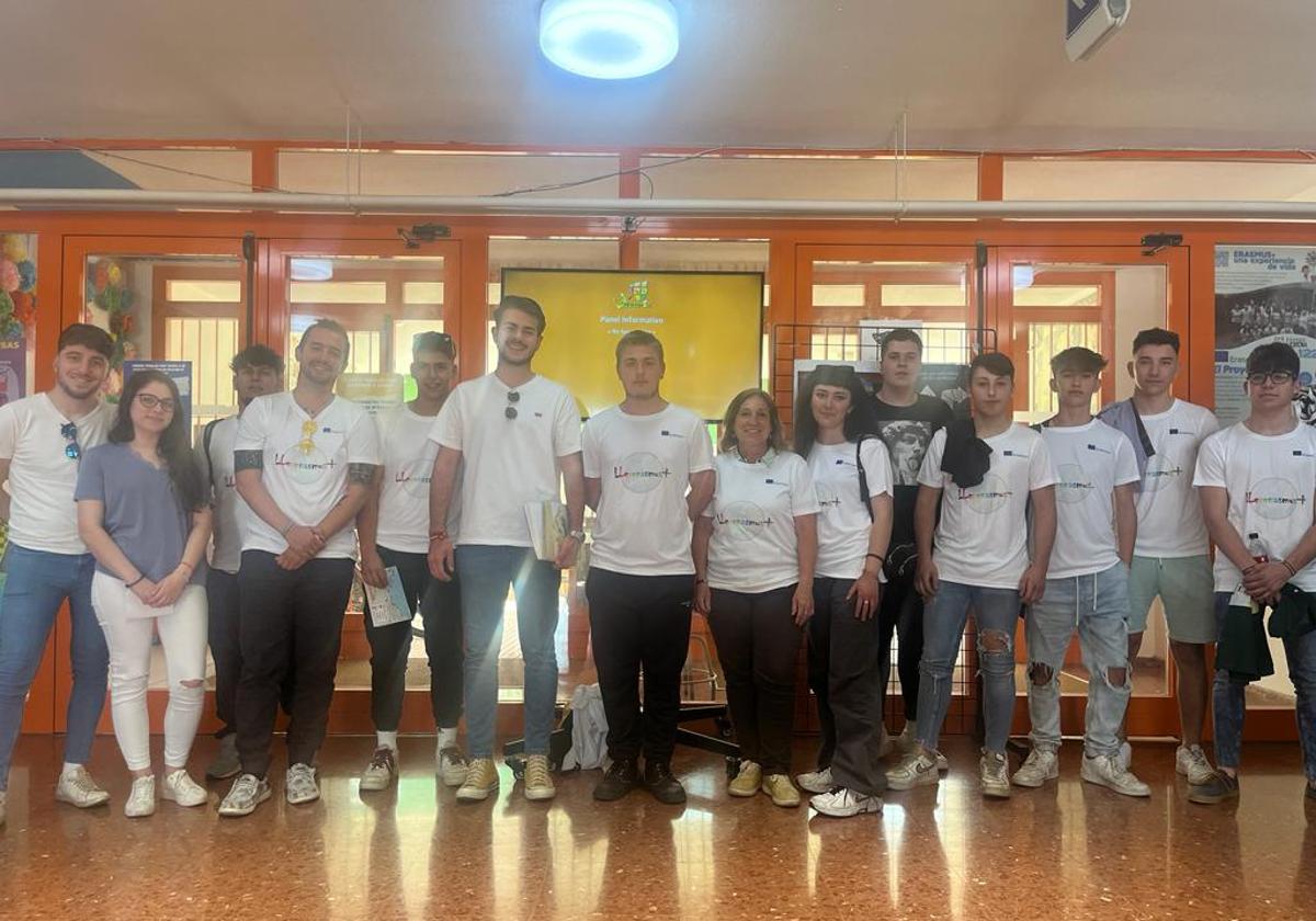 Algunos de los participantes en el programa en el hall del edificio Cieza de León.