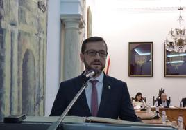 Juan Carlos Jiménez Franco, en el Salón del Plenos del ayuntamiento de Llerena.