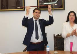 Daniel Lara levanta el bastón de mando cedido por Juana Moreno.