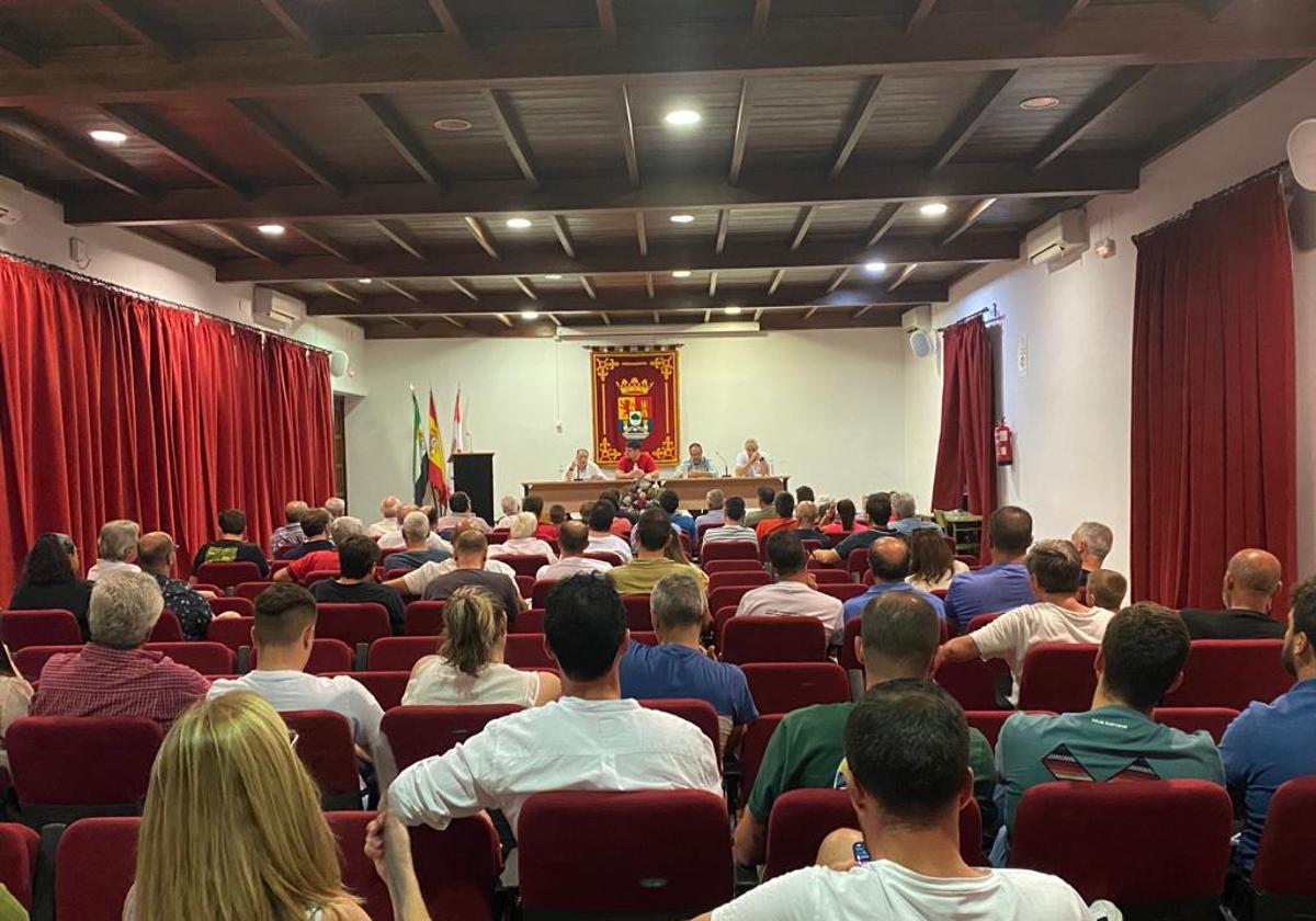 Asamblea general extraordinaria de socios del Llerenense celebrada este viernes.