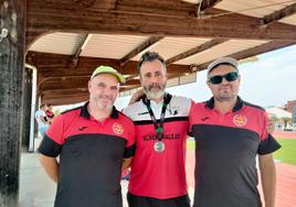 Mané Cerrada, en el centro de la imagen, con la medalla de plata conseguida en Cáceres.
