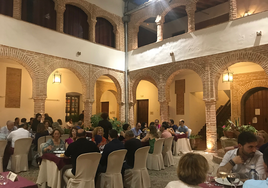 Cena en el patio de la Universidad Popular.