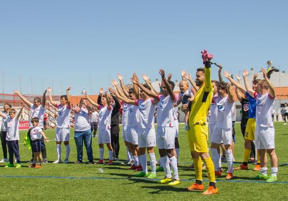 Celebración del ascenso a Segunda RFEF.