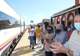 Salida de un tren desde la estación de Llerena.